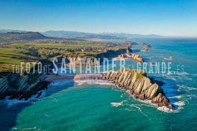 Foto aérea de costa quebrada de la playa de covachos, isla del Castro y Arnia
