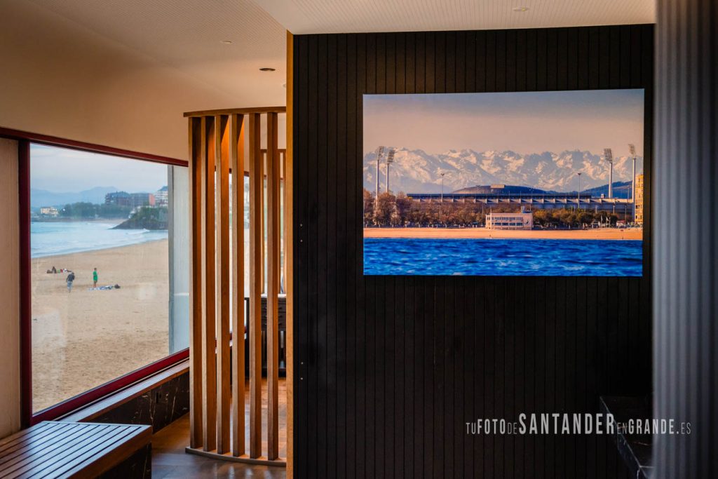 Instalación de fotolienzo en el Restaurante el Serbal en el Sardinero en Santander